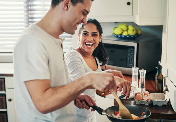 Nós amamos preparar refeições juntos. Tiro cortado de um jovem casal feliz preparando café da manhã juntos. — Fotografia de Stock
