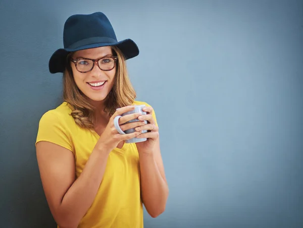 Z kawą wszystko jest lepsze. Portret młodej kobiety pijącej kawę na szarym tle. — Zdjęcie stockowe