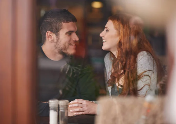 愛かもしれない。コーヒーデートで愛する若いカップルのショット. — ストック写真