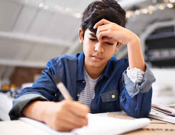 Il s'est concentré sur sa scolarité. Image d'un jeune garçon faisant ses devoirs. — Photo