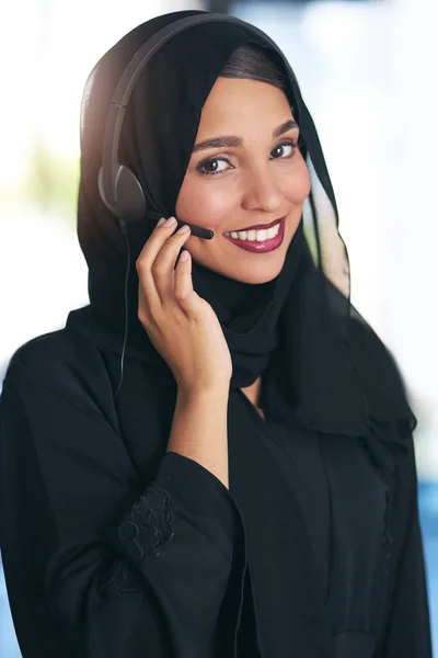 Estou aqui para responder às suas perguntas. Retrato de um amigável jovem muçulmano call center agente trabalhando em um escritório moderno. — Fotografia de Stock