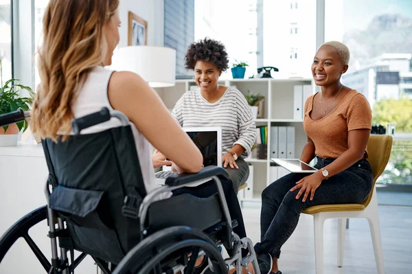 Trovano sempre le idee migliori insieme. Girato di una donna d'affari con disabilità seduta con i colleghi in ufficio. — Foto Stock