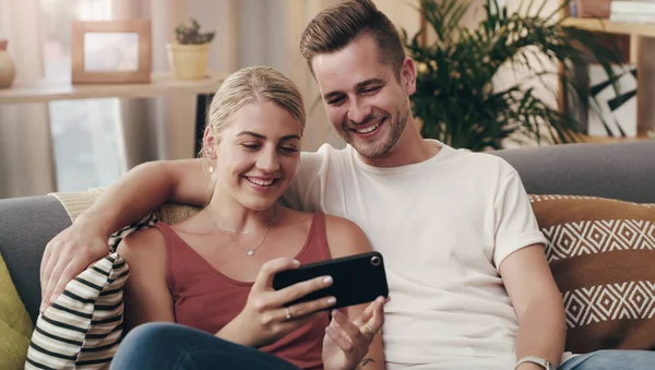 I weekend con te sono i miei preferiti. Girato di una giovane coppia usando uno smartphone sul divano. — Foto Stock