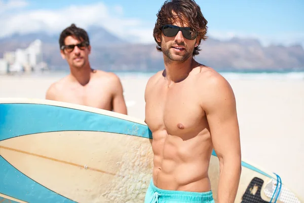 Повертайся до води. Двоє друзів на пляжі готуються піти у воду на серфінг . — стокове фото