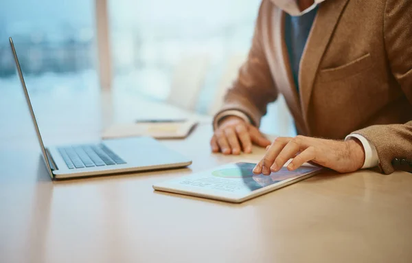 Moderne Technologie kann beim Streben nach Erfolg helfen. Aufnahme eines nicht wiederzuerkennenden männlichen Designers, der an seinem Schreibtisch im Büro arbeitet. — Stockfoto