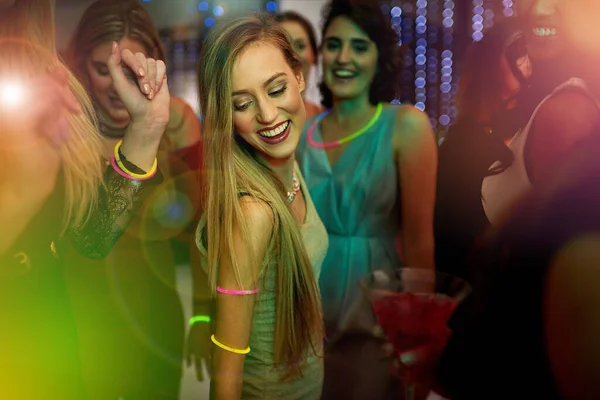 Zeit, die Haare runter zu lassen. Aufnahme einer schönen jungen Frau, die in einem Nachtclub tanzt. — Stockfoto