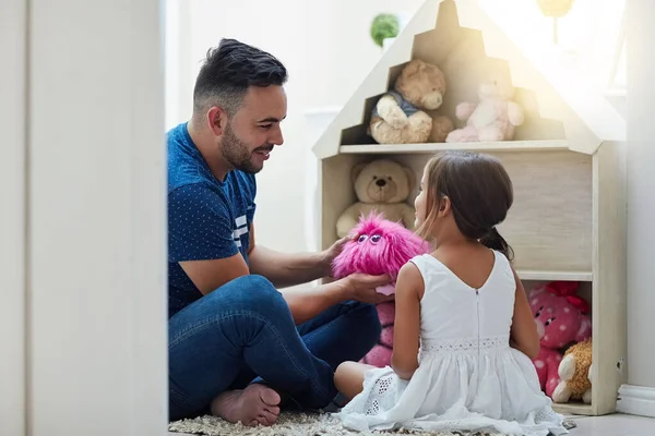 Partilhar a sua imaginação mágica. Tiro de um pai e filha brincando juntos em casa. — Fotografia de Stock