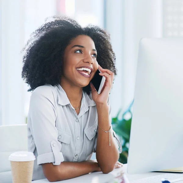 Le encanta recibir comentarios positivos de los clientes. Fotografía de una joven empresaria hablando por celular en una oficina. — Foto de Stock
