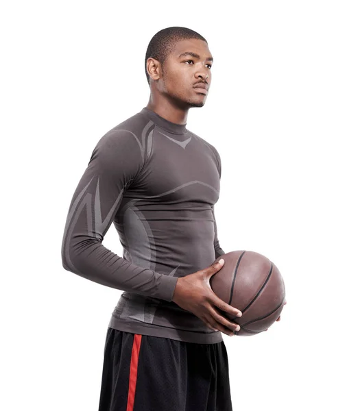 Tek düşündüğü şey basketbol zaten. Yakışıklı genç bir basketbolcu stüdyoda duruyor.. — Stok fotoğraf