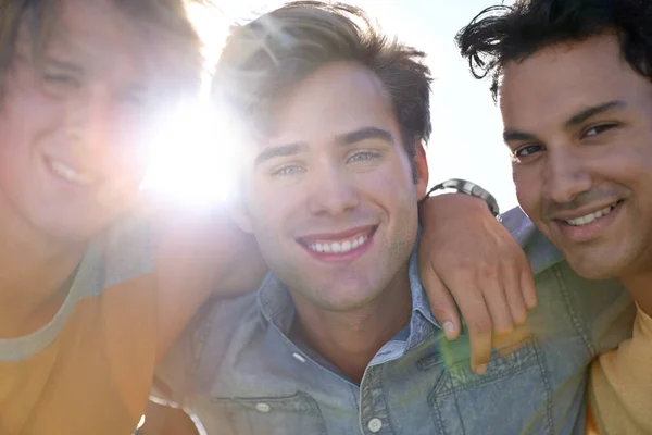 Melhores amigos. Retrato de três jovens amigos do sexo masculino em pé ao ar livre. — Fotografia de Stock