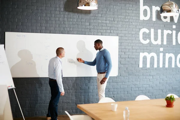 Eles são objetivos e detalhes orientados. Tiro de dois empresários que têm uma discussão na sala de reuniões. — Fotografia de Stock