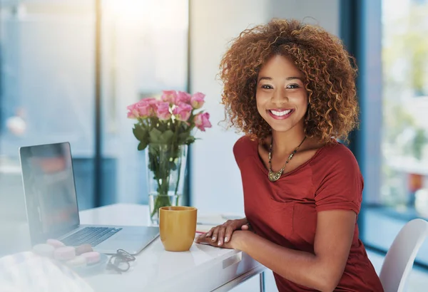 Moderne technologie versterkt haar ontwerperspotentieel. Schot van een jonge zakenvrouw die koffie drinkt aan haar bureau. — Stockfoto