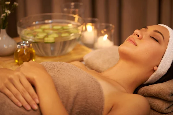 Letting her cares float away. A young woman lying in a day spa. — Stock Photo, Image