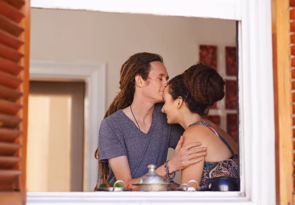 Viver uma vida de amor. Tiro de um jovem e afetuoso casal rastafariano em casa. — Fotografia de Stock