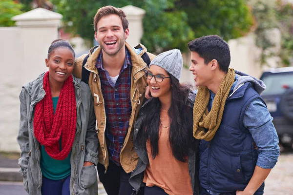 Great times on campus. Shot of a group of happy college students hanging out on campus. — Stock Photo, Image