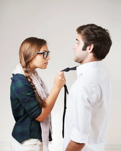 Alguien en problemas. Una mujer hipster enojada sosteniendo a su novio por la corbata. —  Fotos de Stock