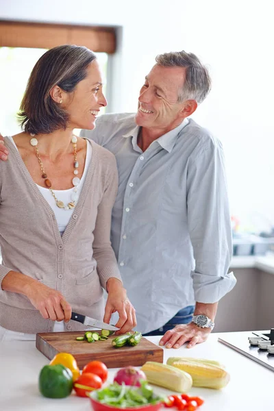 她知道如何打动男人的心拍到一对成熟的夫妇在厨房一起做饭. — 图库照片
