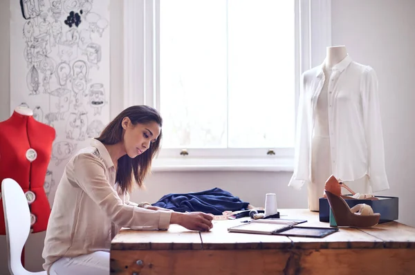 Creare questo trend stagionale. Una stilista che crea schizzi nel suo ufficio. — Foto Stock