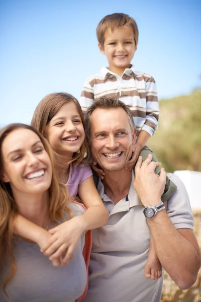 Egy fantasztikus családi kaland. Portré egy boldog család négy szórakozás, míg a nyaralás. — Stock Fotó