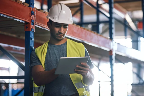 Krijg alle info waar en wanneer je het nodig hebt. Opname van een bouwer met behulp van een digitale tablet tijdens het werken op een bouwplaats. — Stockfoto