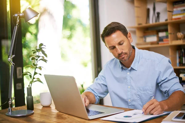 Stellen Sie sicher, dass die Zahlen stimmen. Schuss auf einen jungen Mann, der von zu Hause aus arbeitet. — Stockfoto