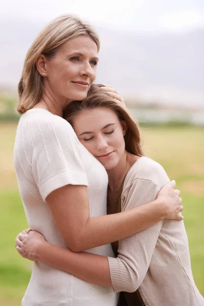 Každý potřebuje jednou za čas takové objetí. Matka objímající svou dceru. — Stock fotografie