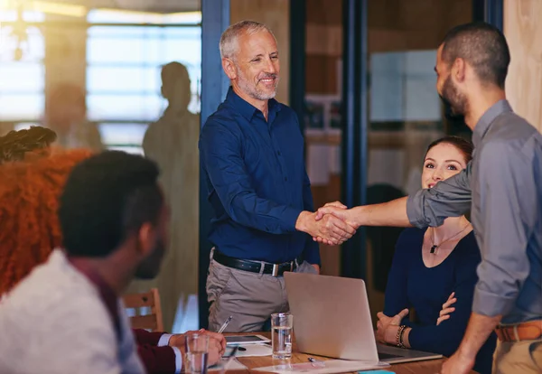 Están empeñados en lograr el éxito juntos. Disparo de colegas estrechando la mano en una reunión de oficina. — Foto de Stock