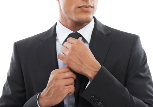Приготуватися.... Обрізане зображення бізнесмена, що фіксує краватку на білому тлі . — стокове фото