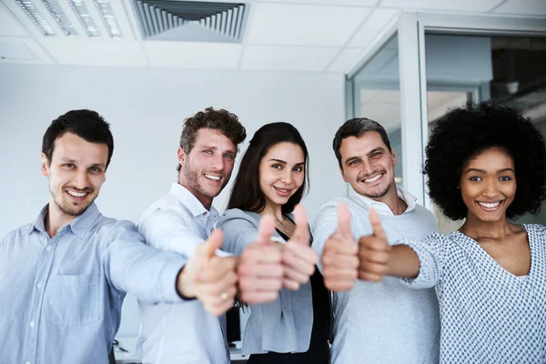 Κάνεις πολύ καλή δουλειά. Πορτρέτο μιας ομάδας επιχειρηματιών που δείχνει τους αντίχειρες τους σε ένα γραφείο. — Φωτογραφία Αρχείου