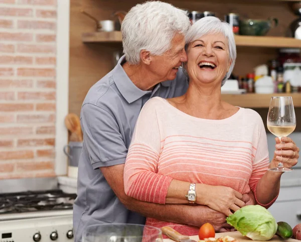 Ik hou ervan als je voor me kookt. Shot van een volwassen man intieme omhelzing van zijn vrouw. — Stockfoto