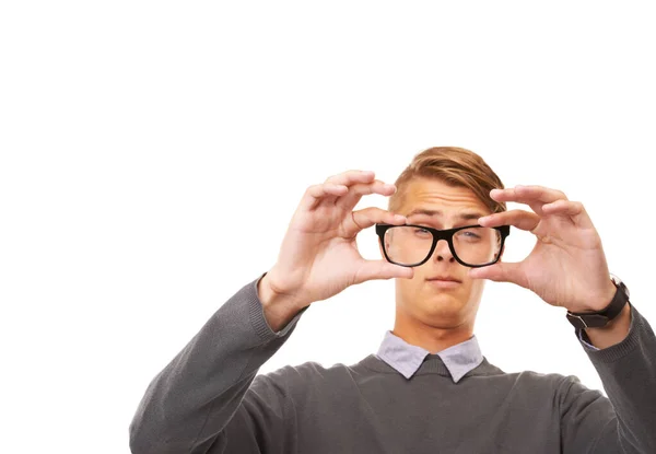 E 'l'ora dei bicchieri nuovi. Studio colpo di un giovane uomo strabismo attraverso un paio di occhiali mentre isolato su bianco. — Foto Stock