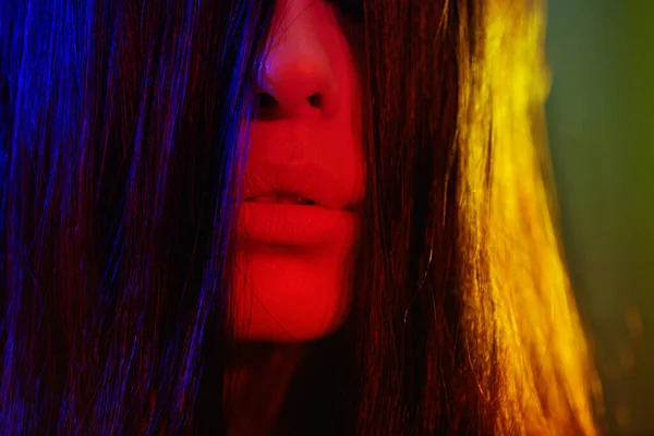 Es una obra de arte humana. Foto artística de una joven con el pelo largo cubriendo parte de su cara. —  Fotos de Stock