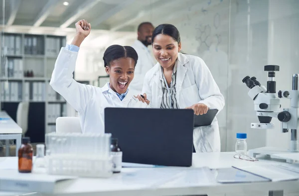 Damit schreibt man nun Geschichte. Aufnahme einer Gruppe von Wissenschaftlern, die während ihrer Arbeit in einem Labor jubeln. — Stockfoto