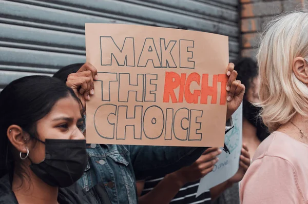 Treffen Sie die richtige Wahl. Schnappschuss einer Gruppe von Demonstranten, die Schilder hochhalten, die gegen den Impfstoff Covid 19 protestieren. — Stockfoto