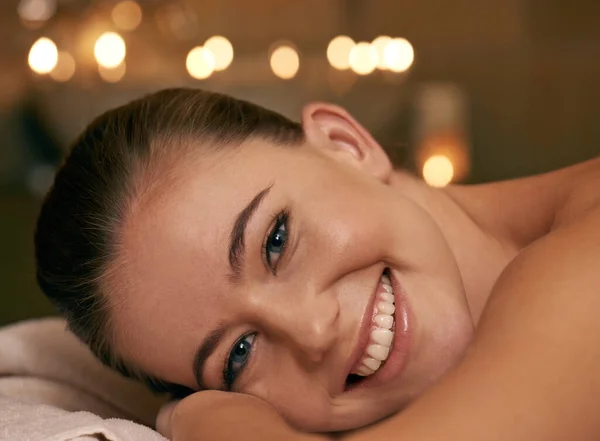 Puro prazer e relaxamento. close-up tiro de uma jovem relaxante durante um tratamento de spa. — Fotografia de Stock