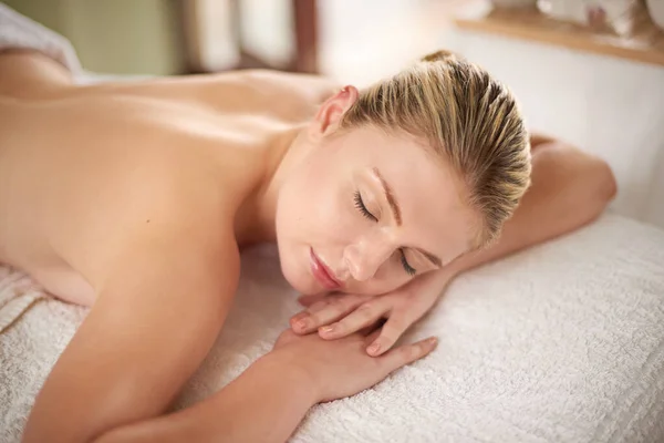 Relajación de todo el cuerpo. Foto de una joven tumbada en una mesa de masaje en el spa. — Foto de Stock