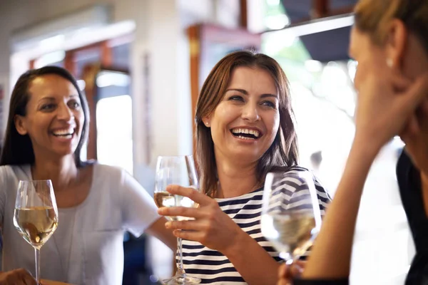 Дівчата святкують келихом вина. Обрізаний знімок трьох жінок, насолоджуючись келихом білого вина . — стокове фото