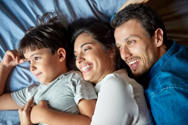 Werd wakker omringd door liefde. Shot van een mooi jong paar en hun zoon samen in bed thuis. — Stockfoto