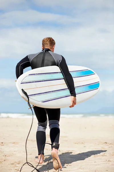 Es sind nur ich und mein Surfbrett. Ein junger Mann und sein Surfbrett. — Stockfoto