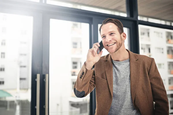 Opportunity ruft. Schnappschuss eines Geschäftsmannes, der im Büro mit seinem Handy spricht. — Stockfoto