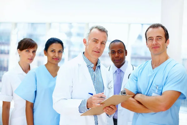 Skupina zdravotnických pracovníků. Různorodý tým zdravotnických pracovníků vypadá vážně. — Stock fotografie