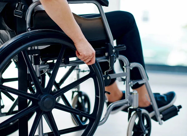 A minha deficiência não me impedirá de viver a minha vida. Tiro cortado de uma mulher irreconhecível sentada em uma cadeira de rodas. — Fotografia de Stock
