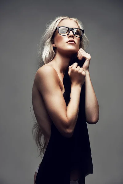 Ger dig en självsäker pose. Porträtt av en vacker ung kvinna poserar i studion. — Stockfoto