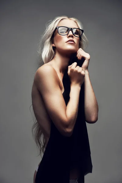 Giving you a confident pose. Portrait of a gorgeous young woman posing in the studio. — Stock Photo, Image