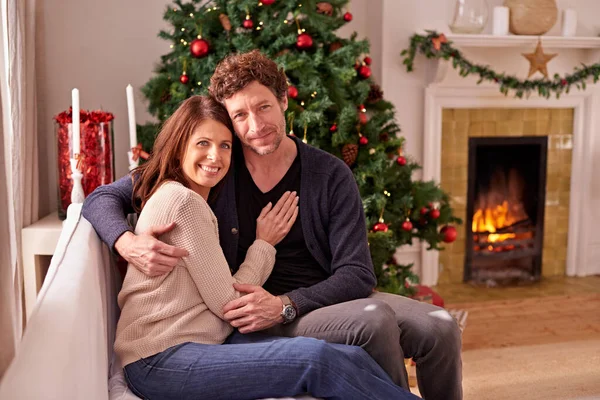 Sakin ol ve Noel 'i sev. Noel 'i evde paylaşan bir çiftin fotoğrafı.. — Stok fotoğraf
