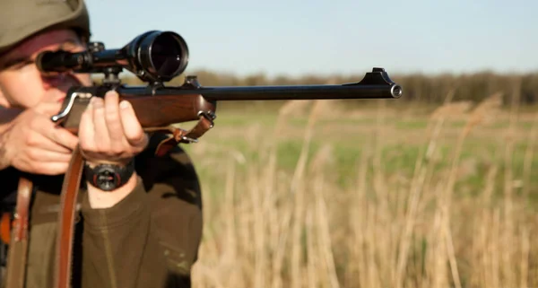 Apuntando. Recortado disparo de un hombre cazando en la naturaleza. —  Fotos de Stock