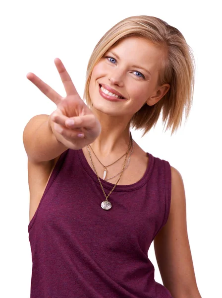 Το μόνο που λέω είναι... Στιγμιότυπο στούντιο μιας χαρούμενης νεαρής γυναίκας που δίνει το σήμα ειρήνης στην κάμερα που είναι απομονωμένη στα λευκά.. — Φωτογραφία Αρχείου