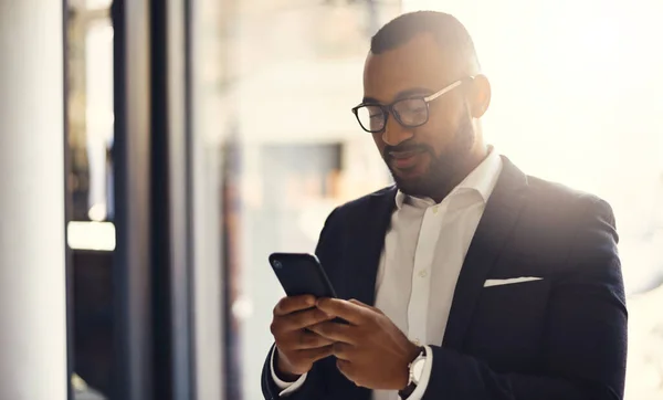 Você não pode alcançar oportunidades sem uma conexão. Tiro de um jovem empresário usando um celular em um escritório. — Fotografia de Stock