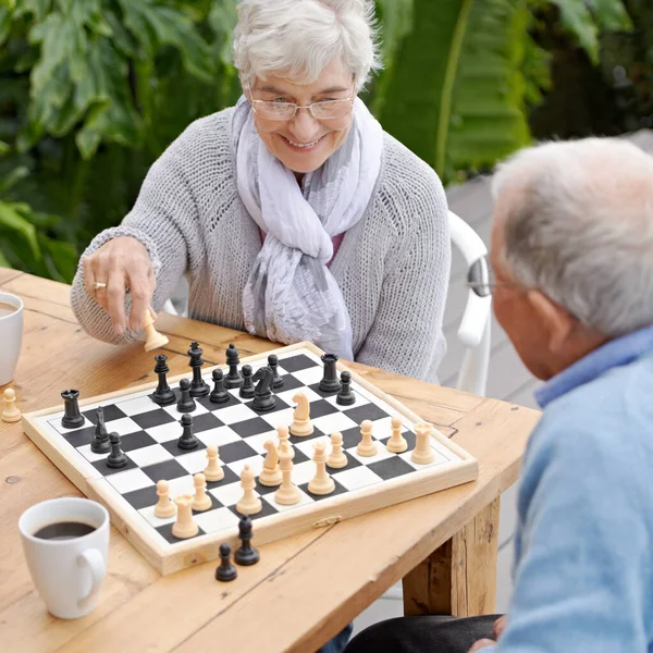 De volgende zet gaat me het spel winnen. Een bejaard stel dat buiten schaakt.. — Stockfoto