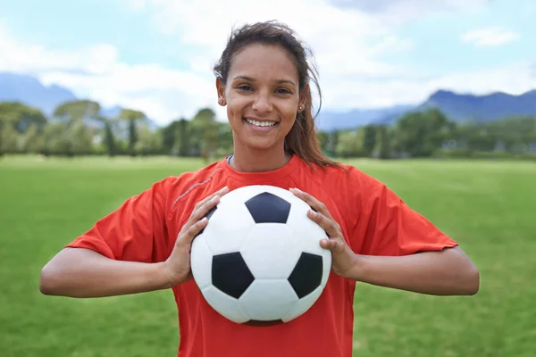 Darin, zu gewinnen. Aufnahme einer jungen Fußballerin mit einem Fußballball. — Stockfoto